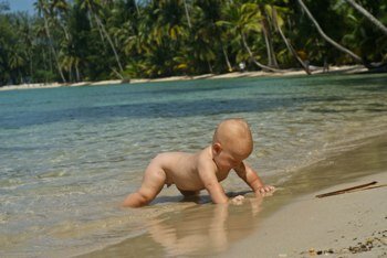 Отдых на море с ребенком: 15 советов, как приучить к воде